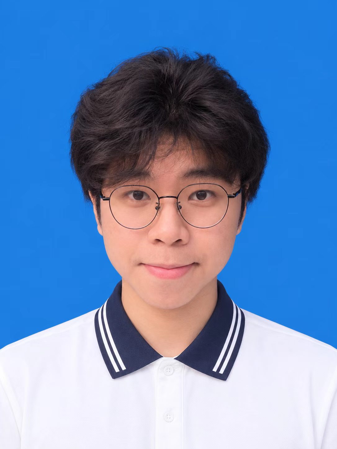 妙光的本人照片,戴圆框眼镜、穿白色 Polo 衫